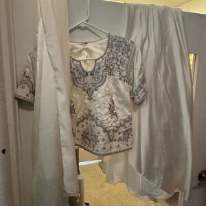 Embroidered Ivory silk lengtha choli w dupatta